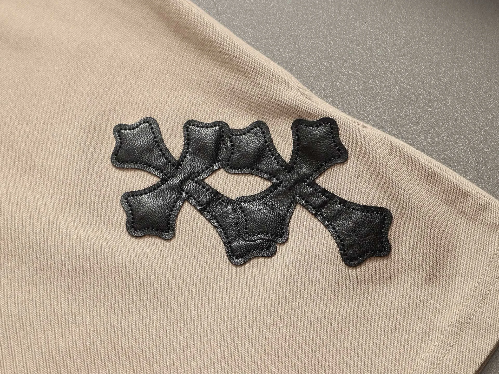 🅿️220 Chrome hearts ch Chrome hearts cross leather short-sleeved T-shirts. Large version. Loose and stylish. The difference is the low version, the slim version, the upper body and the crotch. 100% commitment: top quality, not fast food. The highest version on the market. Top quality, 320 grams. 26 custom-dyed double yarn cotton, same style for men and women, complete with three standards. Color: black, purple, brown, khaki Size: XS-L Size chart: